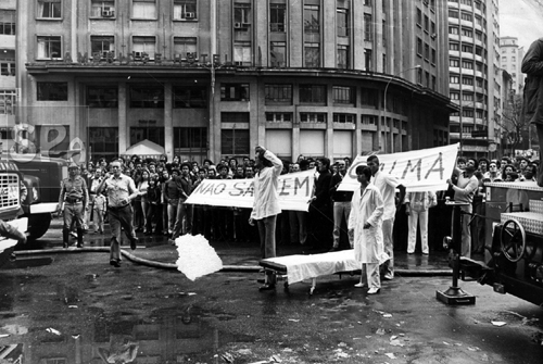 Pessoas na frente do Edifício Joelma